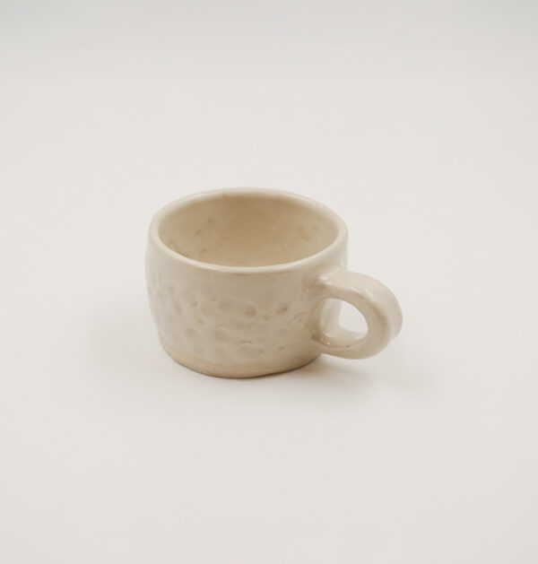 xeiropoiiti-koupa-ivory-2-ceramichomeasa Χειροποίητη Κεραμική Κούπα Ivory με Ανάγλυφη Υφή