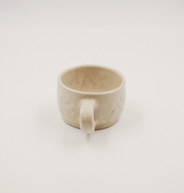 xeiropoiiti-koupa-ivory-3-ceramichomeasa Χειροποίητη Κεραμική Κούπα Ivory με Ανάγλυφη Υφή